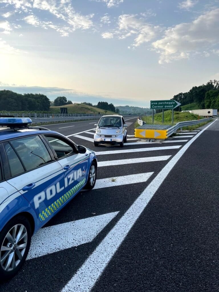 Alla guida contromano sull'A23 con un tasso alcolemico 4 volte superiore al limite: nei guai 32enne